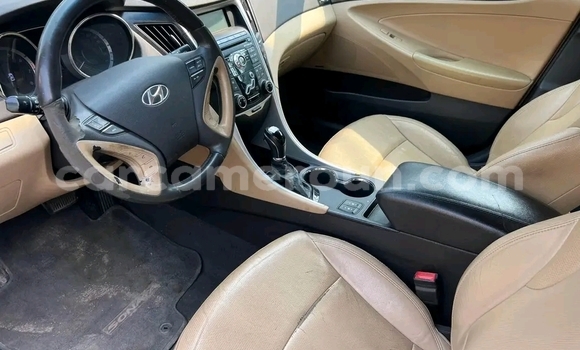 Sayi Imported Hyundai Sonata Blue Mota in Douala a Ƙasar Kamaru Sayi Imported Hyundai Sonata Blue Mota in Douala a Ƙasar Kamaru
