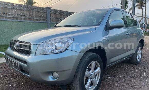 Sayi Imported Toyota RAV4 Azurfa Mota in Douala a Ƙasar Kamaru Sayi Imported Toyota RAV4 Azurfa Mota in Douala a Ƙasar Kamaru