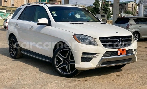Sayi Na hannu Mercedes‒Benz ML–Class White Mota in Douala a Ƙasar Kamaru