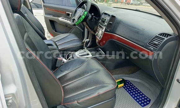 Sayi Na hannu Hyundai Santa Fe Azurfa Mota in Douala a Ƙasar Kamaru Sayi Na hannu Hyundai Santa Fe Azurfa Mota in Douala a Ƙasar Kamaru