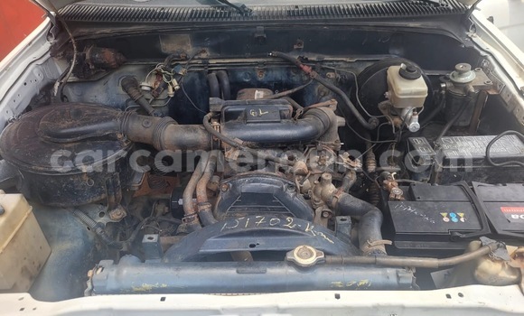 Sayi Na hannu Toyota Hilux White Mota in Douala a Ƙasar Kamaru Sayi Na hannu Toyota Hilux White Mota in Douala a Ƙasar Kamaru