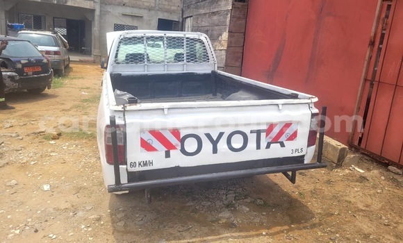 Sayi Na hannu Toyota Hilux White Mota in Douala a Ƙasar Kamaru Sayi Na hannu Toyota Hilux White Mota in Douala a Ƙasar Kamaru