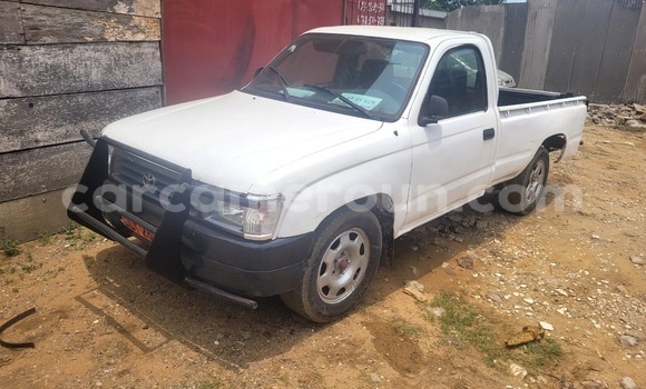 Sayi Na hannu Toyota Hilux White Mota in Douala a Ƙasar Kamaru Sayi Na hannu Toyota Hilux White Mota in Douala a Ƙasar Kamaru