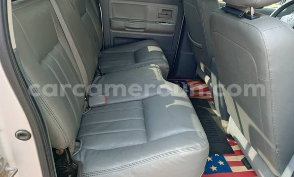 Sayi Na hannu Dodge Dakota Azurfa Mota in Douala a Ƙasar Kamaru Sayi Na hannu Dodge Dakota Azurfa Mota in Douala a Ƙasar Kamaru