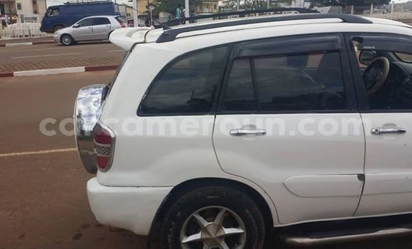 Sayi Na hannu Toyota RAV4 White Mota in Yaounde a Babban Kamaru Sayi Na hannu Toyota RAV4 White Mota in Yaounde a Babban Kamaru