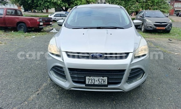 Sayi Na hannu Ford Escape Azurfa Mota in Douala a Ƙasar Kamaru