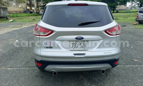 Sayi Na hannu Ford Escape Azurfa Mota in Douala a Ƙasar Kamaru Sayi Na hannu Ford Escape Azurfa Mota in Douala a Ƙasar Kamaru