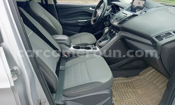 Sayi Na hannu Ford Escape Azurfa Mota in Douala a Ƙasar Kamaru Sayi Na hannu Ford Escape Azurfa Mota in Douala a Ƙasar Kamaru