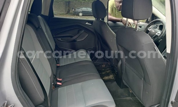 Sayi Na hannu Ford Escape Azurfa Mota in Douala a Ƙasar Kamaru Sayi Na hannu Ford Escape Azurfa Mota in Douala a Ƙasar Kamaru