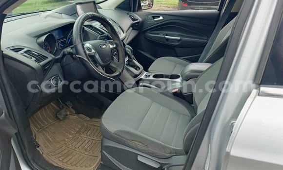 Sayi Na hannu Ford Escape Azurfa Mota in Douala a Ƙasar Kamaru Sayi Na hannu Ford Escape Azurfa Mota in Douala a Ƙasar Kamaru