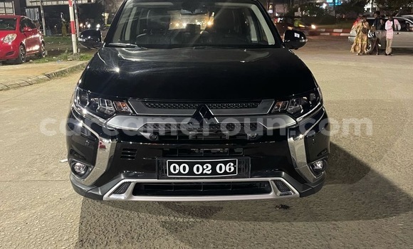 Sayi Na hannu Mitsubishi Outlander Black Mota in Douala a Ƙasar Kamaru