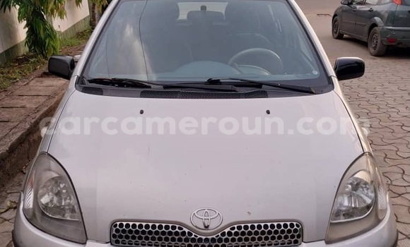 Sayi Imported Toyota Yaris Azurfa Mota in Douala a Ƙasar Kamaru