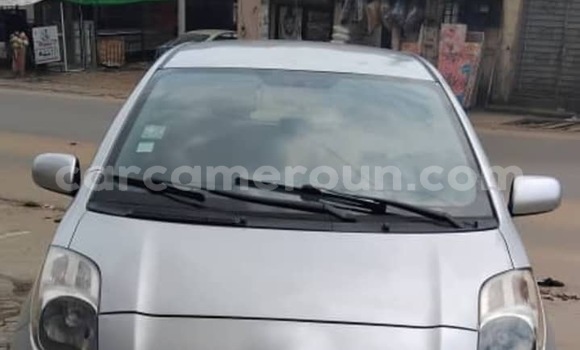 Sayi Na hannu Toyota Yaris Azurfa Mota in Douala a Ƙasar Kamaru