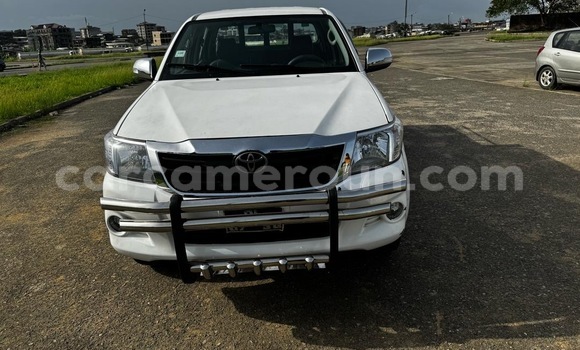 Buy Used Toyota Hilux White Car in Douala in Littoral Cameroon