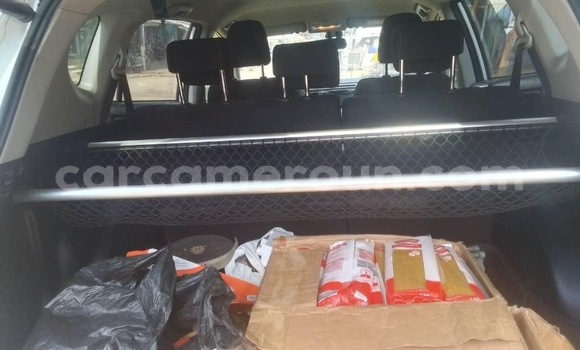 Sayi Na hannu Toyota RAV4 White Mota in Douala a Ƙasar Kamaru Sayi Na hannu Toyota RAV4 White Mota in Douala a Ƙasar Kamaru