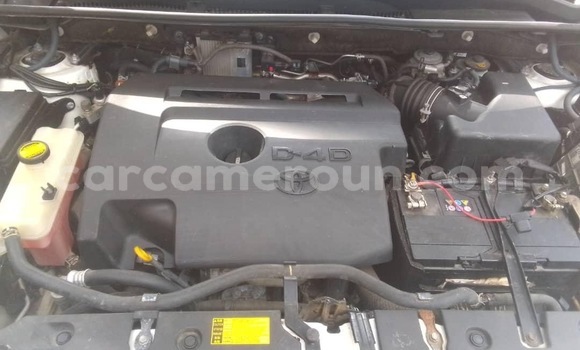 Sayi Na hannu Toyota RAV4 White Mota in Douala a Ƙasar Kamaru Sayi Na hannu Toyota RAV4 White Mota in Douala a Ƙasar Kamaru