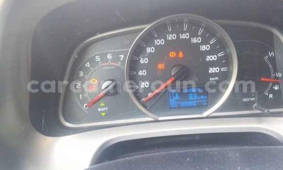 Sayi Na hannu Toyota RAV4 White Mota in Douala a Ƙasar Kamaru Sayi Na hannu Toyota RAV4 White Mota in Douala a Ƙasar Kamaru