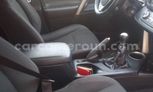 Sayi Na hannu Toyota RAV4 White Mota in Douala a Ƙasar Kamaru Sayi Na hannu Toyota RAV4 White Mota in Douala a Ƙasar Kamaru