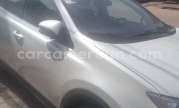 Sayi Na hannu Toyota RAV4 White Mota in Douala a Ƙasar Kamaru Sayi Na hannu Toyota RAV4 White Mota in Douala a Ƙasar Kamaru