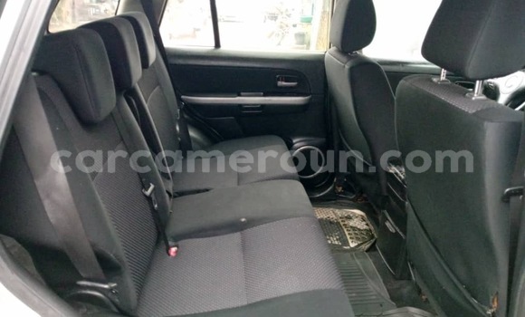 Sayi Na hannu Suzuki Grand Vitara Azurfa Mota in Douala a Ƙasar Kamaru Sayi Na hannu Suzuki Grand Vitara Azurfa Mota in Douala a Ƙasar Kamaru