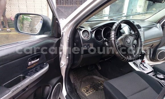 Sayi Na hannu Suzuki Grand Vitara Azurfa Mota in Douala a Ƙasar Kamaru Sayi Na hannu Suzuki Grand Vitara Azurfa Mota in Douala a Ƙasar Kamaru
