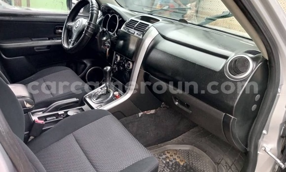 Sayi Na hannu Suzuki Grand Vitara Azurfa Mota in Douala a Ƙasar Kamaru Sayi Na hannu Suzuki Grand Vitara Azurfa Mota in Douala a Ƙasar Kamaru