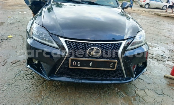 Sayi Na hannu Lexus IS Black Mota in Douala a Ƙasar Kamaru