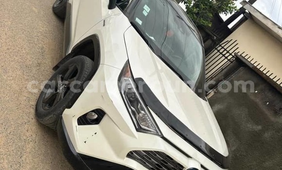Sayi Na hannu Toyota RAV4 White Mota in Douala a Ƙasar Kamaru Sayi Na hannu Toyota RAV4 White Mota in Douala a Ƙasar Kamaru