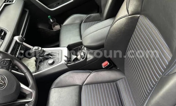 Sayi Na hannu Toyota RAV4 White Mota in Douala a Ƙasar Kamaru Sayi Na hannu Toyota RAV4 White Mota in Douala a Ƙasar Kamaru