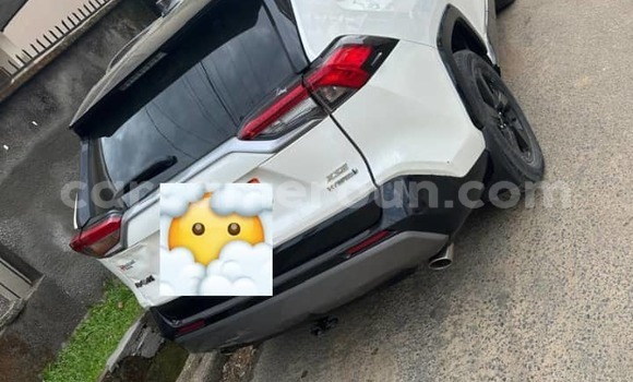 Sayi Na hannu Toyota RAV4 White Mota in Douala a Ƙasar Kamaru Sayi Na hannu Toyota RAV4 White Mota in Douala a Ƙasar Kamaru