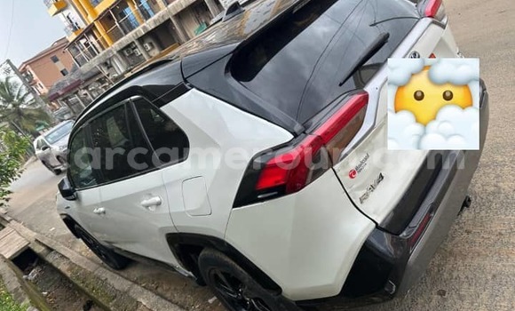 Sayi Na hannu Toyota RAV4 White Mota in Douala a Ƙasar Kamaru Sayi Na hannu Toyota RAV4 White Mota in Douala a Ƙasar Kamaru