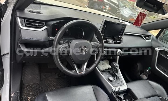 Sayi Na hannu Toyota RAV4 White Mota in Douala a Ƙasar Kamaru Sayi Na hannu Toyota RAV4 White Mota in Douala a Ƙasar Kamaru