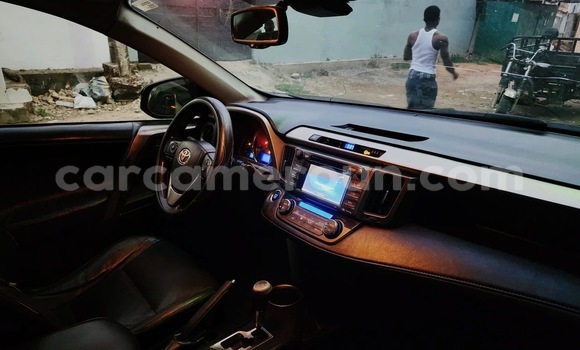 Sayi Na hannu Toyota RAV4 Black Mota in Douala a Ƙasar Kamaru Sayi Na hannu Toyota RAV4 Black Mota in Douala a Ƙasar Kamaru