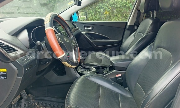 Sayi Na hannu Hyundai Santa Fe White Mota in Douala a Ƙasar Kamaru Sayi Na hannu Hyundai Santa Fe White Mota in Douala a Ƙasar Kamaru