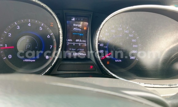 Sayi Na hannu Hyundai Santa Fe White Mota in Douala a Ƙasar Kamaru Sayi Na hannu Hyundai Santa Fe White Mota in Douala a Ƙasar Kamaru