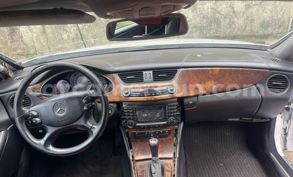 Sayi Na hannu Mercedes‒Benz CLS-klasse White Mota in Douala a Ƙasar Kamaru Sayi Na hannu Mercedes‒Benz CLS-klasse White Mota in Douala a Ƙasar Kamaru