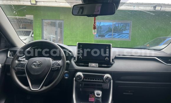 Sayi Imported Toyota RAV4 Azurfa Mota in Douala a Ƙasar Kamaru Sayi Imported Toyota RAV4 Azurfa Mota in Douala a Ƙasar Kamaru