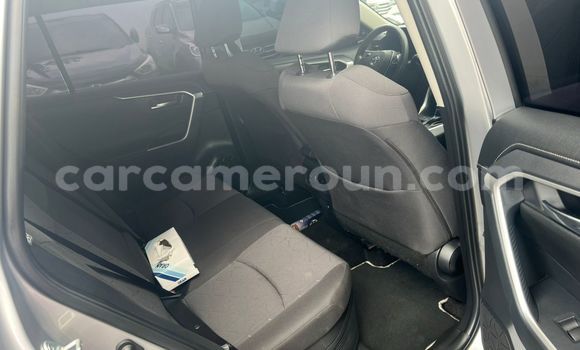 Sayi Imported Toyota RAV4 Azurfa Mota in Douala a Ƙasar Kamaru Sayi Imported Toyota RAV4 Azurfa Mota in Douala a Ƙasar Kamaru