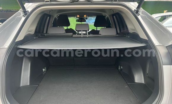 Sayi Imported Toyota RAV4 Azurfa Mota in Douala a Ƙasar Kamaru Sayi Imported Toyota RAV4 Azurfa Mota in Douala a Ƙasar Kamaru