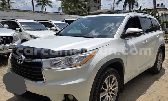Sayi Imported Toyota Highlander White Mota in Douala a Ƙasar Kamaru