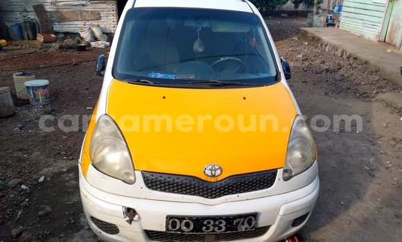 Sayi Na hannu Toyota Yaris Verso White Mota in Douala a Ƙasar Kamaru