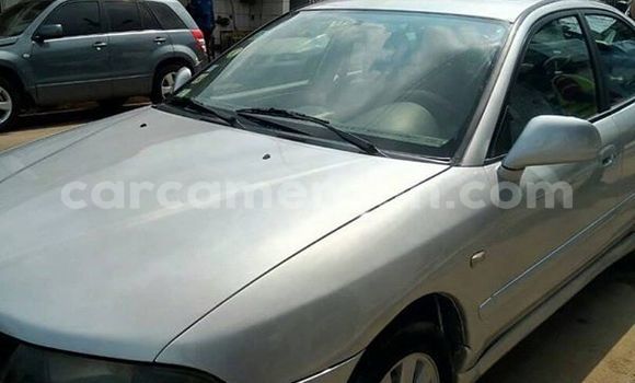 Sayi Imported Mitsubishi Carisma White Mota in Douala a Ƙasar Kamaru