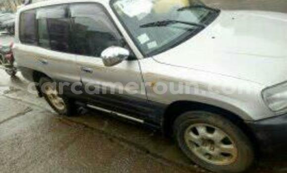 Sayi Imported Toyota RAV4 Azurfa Mota in Yaounde a Babban Kamaru Sayi Imported Toyota RAV4 Azurfa Mota in Yaounde a Babban Kamaru