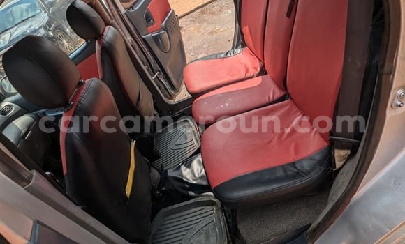 Acheter Occasion Voiture Toyota Yaris Gris à Yaoundé, Central Cameroon Acheter Occasion Voiture Toyota Yaris Gris à Yaoundé, Central Cameroon