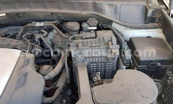 Buy Used Hyundai Santa Fe White Car in Douala in Littoral Cameroon Buy Used Hyundai Santa Fe White Car in Douala in Littoral Cameroon