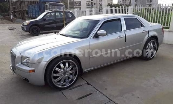 Sayi Na hannu Chrysler 300 Azurfa Mota in Yaounde a Babban Kamaru