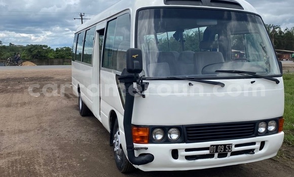 Sayi Na hannu Toyota Coaster White Mota in Douala a Ƙasar Kamaru