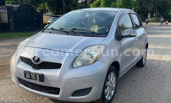 Sayi Na hannu Toyota Vitz Azurfa Mota in Douala a Ƙasar Kamaru