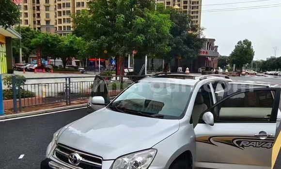 Sayi Imported Toyota RAV4 White Mota in Douala a Ƙasar Kamaru