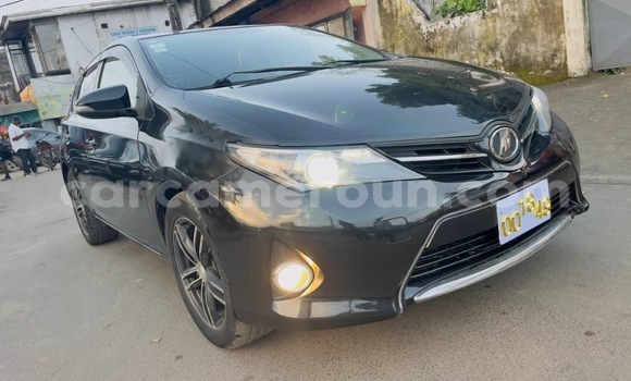 Sayi Na hannu Toyota Auris Black Mota in Douala a Ƙasar Kamaru